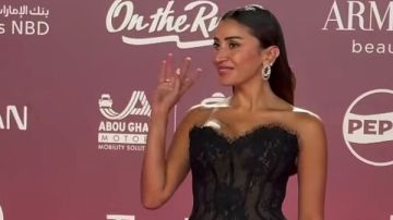 ممل خالص.. ناقد موضة يعلق على فستان دينا الشربيني بختام مهرجان الجونة ممل خالص.. ناقد موضة يعلق على فستان دينا الشربيني بختام مهرجان الجونة
