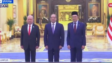 لقطات من مراسم استقبال الرئيس السيسي بالقصر الوطني الماليزي لقطات من مراسم استقبال الرئيس السيسي بالقصر الوطني الماليزي