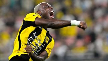 الاتحاد يهزم الدرعية بثنائية ويواصل مطاردة صدارة الدوري السعودي الاتحاد يهزم الدرعية بثنائية ويواصل مطاردة صدارة الدوري السعودي