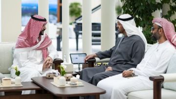 وزير الدفاع السعودي يبحث مع رئيس الإمارات تطورات الأوضاع في المنطقة وزير الدفاع السعودي يبحث مع رئيس الإمارات تطورات الأوضاع في المنطقة