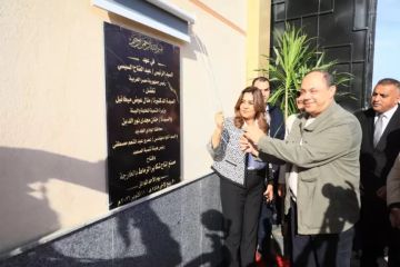 وزيرة التنمية المحلية ومحافظ الوادي الجديد ورئيس هيئة تنمية الصعيد يفتتحون مجمع الصناعات الحرفية بقرية مرزوق وزيرة التنمية المحلية ومحافظ الوادي الجديد ورئيس هيئة تنمية الصعيد يفتتحون مجمع الصناعات الحرفية بقرية مرزوق