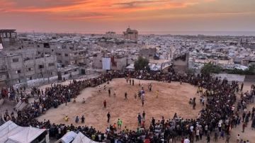 وسط الركام وخيام النازحين.. مباراة كرة قدم تعيد الإبتسامة للفلسطينيين وسط الركام وخيام النازحين.. مباراة كرة قدم تعيد الإبتسامة للفلسطينيين