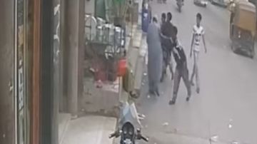 اعتد.اء بلا رحمة.. شباب يضربون رجلا من ذوي الإعاقة في سنهور بالفيوم اعتد.اء بلا رحمة.. شباب يضربون رجلا من ذوي الإعاقة في سنهور بالفيوم