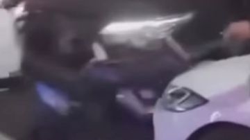 فحص فيديو سيارة سوداء تصدم عدة أشخاص وتهشم سيارات أمام هايبر وان فحص فيديو سيارة سوداء تصدم عدة أشخاص وتهشم سيارات أمام هايبر وان