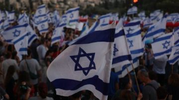 آلاف الإسرائيليين يتظاهرون ضد نتنياهو قبل الانتخابات.. ومطالبات بمحاسبة المسئولين عن إخفاق 7 أكتوبر