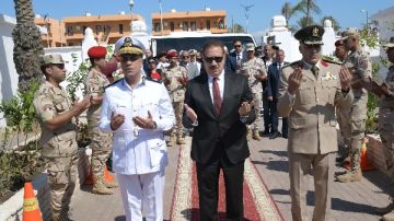 وضع إكليل من الزهور على النصب التذكاري للشهداء ببورسعيد وضع إكليل من الزهور على النصب التذكاري للشهداء ببورسعيد