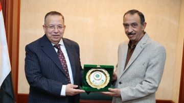 في ذكرى أكتوبر.. محافظ سوهاج يلتقي نقيب الأشراف بديوان عام المحافظة ويستعيدان روح النصر