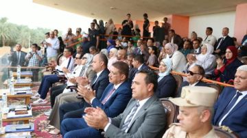 محافظ الوادي الجديد تشهد احتفالية الإستاد الرياضي وعروض المظلات محافظ الوادي الجديد تشهد احتفالية الإستاد الرياضي وعروض المظلات