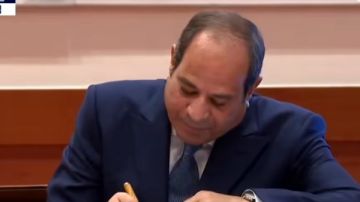 الرئيس السيسي يوقع في دفتر التشريفات بالقصر الرئاسي الكوري الجنوبي الرئيس السيسي يوقع في دفتر التشريفات بالقصر الرئاسي الكوري الجنوبي