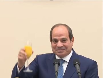 السيسي يستبدل الخمر بالعصير.. ويوجه رسالة: أنت مصمم تبهرني السيسي يستبدل الخمر بالعصير.. ويوجه رسالة: أنت مصمم تبهرني