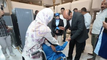 محافظ أسيوط يسلم أجهزة ومستلزمات الزواج للفتيات وكراسي متحركة لذوي الهمم محافظ أسيوط يسلم أجهزة ومستلزمات الزواج للفتيات وكراسي متحركة لذوي الهمم