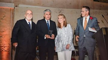 وزير السياحة يتسلم جائزة الريادة العالمية من المجلس العالمي للسياحة والسفر WTTC وزير السياحة يتسلم جائزة الريادة العالمية من المجلس العالمي للسياحة والسفر WTTC