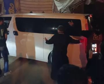 وصول جثمان مضيفة الطيران عزة رمزي ضحية استهداف مطار الملك خالد بالرياض إلى مسقط رأسها بالبحيرة وصول جثمان مضيفة الطيران عزة رمزي ضحية استهداف مطار الملك خالد بالرياض إلى مسقط رأسها بالبحيرة