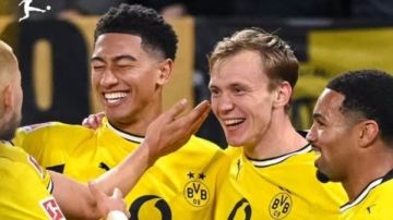 بوروسيا دورتموند يتصدر الدوري الألماني لكرة القدم مؤقتا بالفوز على آينتراخت فرانكفورت 1-0