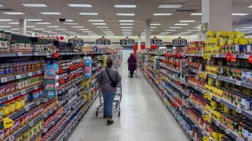 استطلاع: أكثر من نصف الكنديين يتجنبون شراء المنتجات الأمريكية استطلاع: أكثر من نصف الكنديين يتجنبون شراء المنتجات الأمريكية
