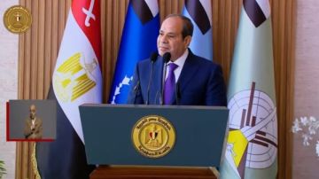الرئيس السيسي: القوات المسلحة ليست كيانا منفصلا عن الشعب بل هي جزء أصيل منه الرئيس السيسي: القوات المسلحة ليست كيانا منفصلا عن الشعب بل هي جزء أصيل منه