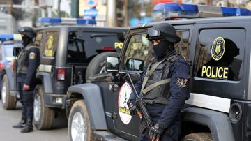 مصر.. القبض على سيدة عارية في الشارع تهذي بكلمات غريبة مصر.. القبض على سيدة عارية في الشارع تهذي بكلمات غريبة