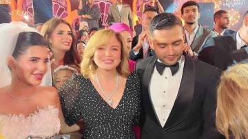 إلهام شاهين بإطلالة شبابية في حفل زفاف نجل صابرين
