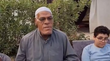 جلسة علم مع أحفاده.. حسين حجاج يحرص على تعليمهم أمور الدين