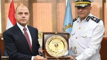 بمناسبة العيد القومي الـ228.. مدير أمن الغربية يهدي درعا تذكاريا للمحافظ