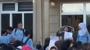 أزمة الحجاب تتفجر في مدارس أذربيجان.. منع ودموع واحتجاجات أزمة الحجاب تتفجر في مدارس أذربيجان.. منع ودموع واحتجاجات