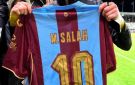 لاعب كوبس الفنلندي يخطف قميص محمد صلاح بعد مواجهة طرابزون سبور