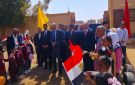 طلاب مدارس حلايب وشلاتين يستقبلون وزير التعليم بالورود والأعلام والأناشيد الترحيبية صور