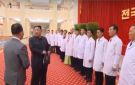 ردا على شائعات وفاته.. زعيم كوريا الشمالية يصافح فريقه الطبي بعد خروجه من المستشفى