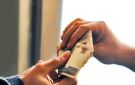 حكم إلزام الأب ابنه بالتصدق .. الإفتاء توضح
