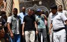 محافظ أسوان يلتقى المواطنين للاستماع إلى مطالبهم وتلبيتها وفقا للإمكانيات المتاحة
