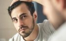 الوراثة أم التوتر؟.. لهذه الأسباب تساقط الشعر شائع بين الرجال في سن مبكرة