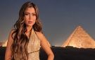 بفستان ذهبي.. فرح شعبان تخطف الأنظار بإطلالة ساحرة أمام الأهرامات.. شاهد