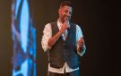 الصديري والبنطلون الواسع .. محمد حماقي يخطف الأنظار بإطلالة Smart Casual في حفل أبوظبي