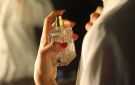 دار الإفتاء: يجوز للمرأة وضع العطر عند ذهابها للمسجد بشرط أمن الفتنة - eg
