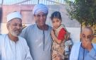 اعترافا بالجميل..دموع وأحضان تلاميذ معهد أزهري بقنا تودع عامل ترك بصمة حب فى قلوبهم