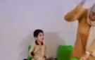  أنا آسف والله كفاية .. معلمة تضرب صغيرا بالعصا داخل مدرسة ابتدائي باليوم.. شاهد