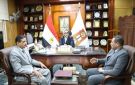 أخبار الوادي الجديد: المحافظ تلتقي سكرتير عام المحافظة الجديد وتكرم السابق وتتابع بدء أعمال رصف طريق أرض النور