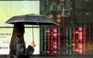 الأسهم الآسيوية تتراجع والنفط يهبط بعد قفزة قياسية