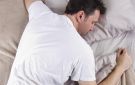 لماذا لا يجوز للرجل النوم على بطنه؟ .. احذروه لسببين