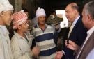 حوار أبوي يجمع محافظ المنيا بأحد العمال: حافظ على صحتك ووفر ثمن السجائر لولادك 