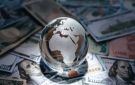 لماذا يتباطأ الاقتصاد العالمي في 2026؟ خبير يوضح الأسباب والتوقعات