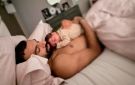 حضن أبوي.. محمد صلاح يحتفل بلحظة دافئة مع نجله ليل