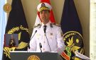 رئيس أكاديمية الشرطة يهدي الرئيس السيسي تذكارا خلال حفل تخرج دفعة جديدة بأكاديمية الشرطة