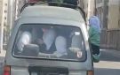 فوق السقف وبيضحكوا.. فيديو صادم لنقل طلاب مدارس بالنهضة