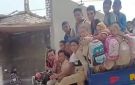 اللي إنت عامله مايرضيش ربنا.. فيديو يوثق نقل أكثر من 20 تلميذا على تروسيكل بالفيوم