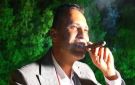حقيقة معاقبة مؤمن سليمان بعد ظهوره مدخنا في مدرجات الدوري العراقي