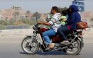 الموتوسيكل في مصر... مغامرة عائلية اضطرارية