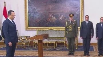 المهندس رأفت هندي يؤدي اليمين الدستورية وزيرا للاتصالات وتكنولوجيا المعلومات