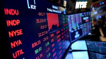 تراجع أسهم شركات الأمن السيبراني بالسوق الأمريكية مع مخاوف من تهديد الذكاء الاصطناعي