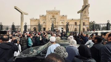 تشييع جثمان والدة الفنانة عبير فاروق من السيدة نفيسة تشييع جثمان والدة الفنانة عبير فاروق من السيدة نفيسة